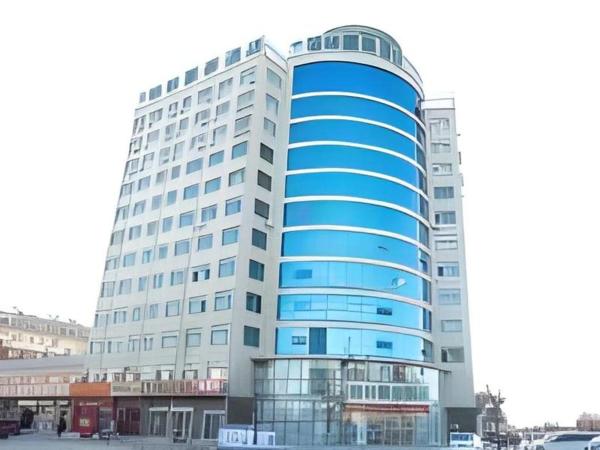 The photo shows the GreenTree Inn Binzhou Bus Station located in the city of Boxing.