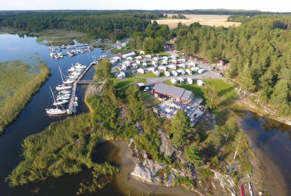 Na zdjęciu widoczny jest obiekt Ekenäs Camping & Gästhamn położony w mieście Ekenäs.
