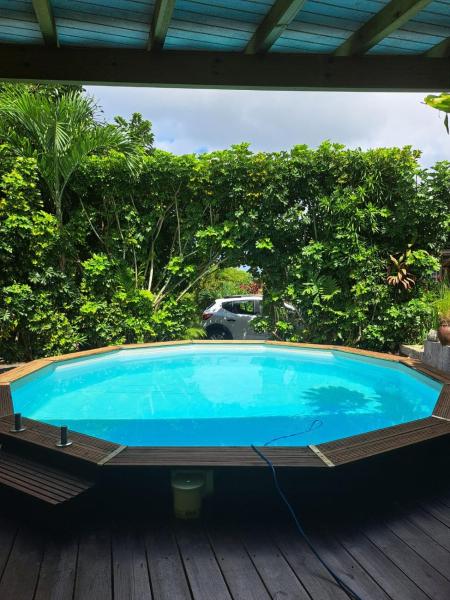 A la foto es mostra l'objecte F1 Bas de Villa- Morne Boucanier situat a la ciutat de Gourbeyre.
