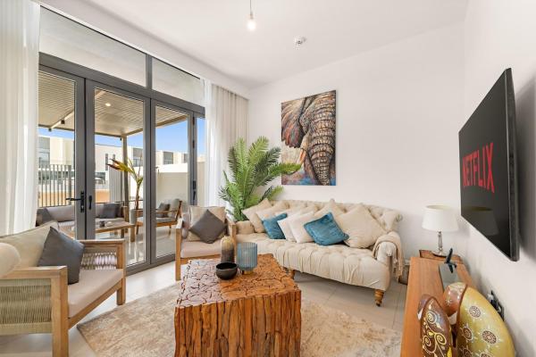 A la foto es mostra l'objecte Spacious 4BR Villa with Private Garden & Patio situat a la ciutat de Nadd ash Shibā.