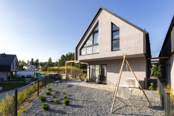Na zdjęciu widoczny jest obiekt Willa 27 Lakeside Retreat Łączyno by BookingHost położony w mieście Borucino.