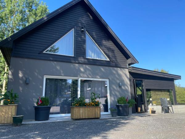 The photo shows the Modern holiday home located in the city of Holen.