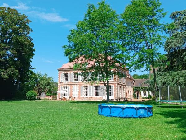 Na foto é possível ver o objeto Grande maison 18ème avec parc localizado na cidade de Luigny.