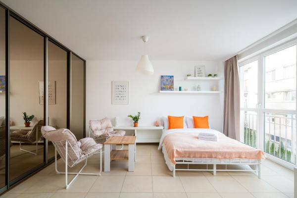 På billedet ses objektet Liwiecka Bright Studio by BookingHost beliggende i byen Kawęczyn.