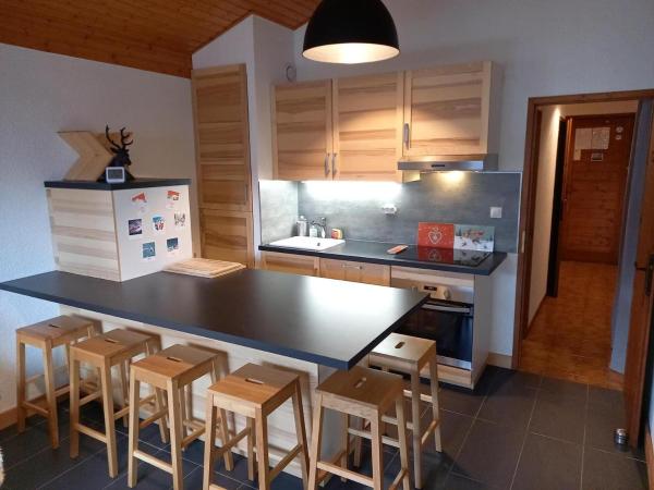 På billedet ses objektet Chalet chaleureux à Châtel - Idéal 6 pers, 3 pièces, proche télésiège, WIFI, balcon sud, garage - FR-1-676-21 beliggende i byen Châtel.