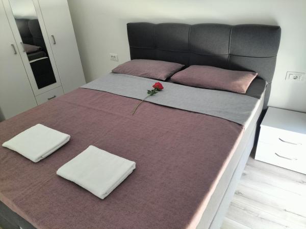 A la foto es mostra l'objecte Montenegro Ulcinj Apartments situat a la ciutat de Kravlja.