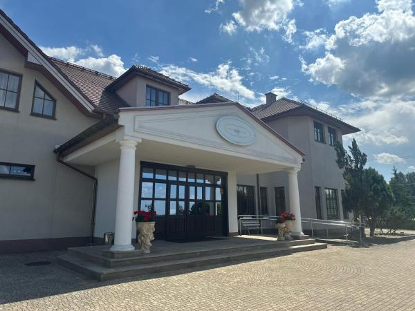 Na zdjęciu widoczny jest obiekt Hotel Dudek położony w mieście Pępice.