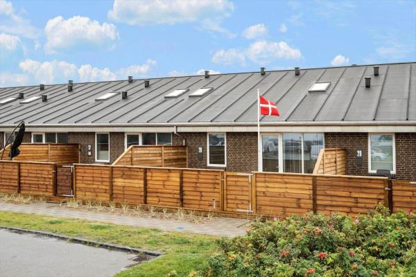 A la foto es mostra l'objecte 771-Hvide-Sande-Norregade-2-nr-28 situat a la ciutat de Hvide Sande.