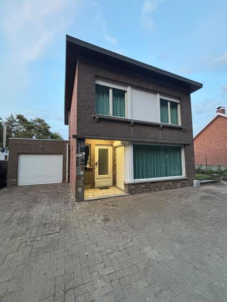 The photo shows the The Wandering House located in the city of Begijnendijk.