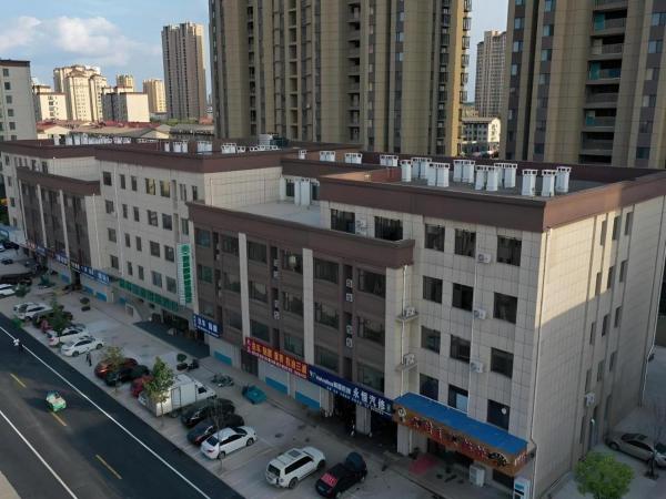 写真にはZhucheng市にあるGreen Tree Inn Express Weifang Zhucheng Longyuan Shangchengが写っています。