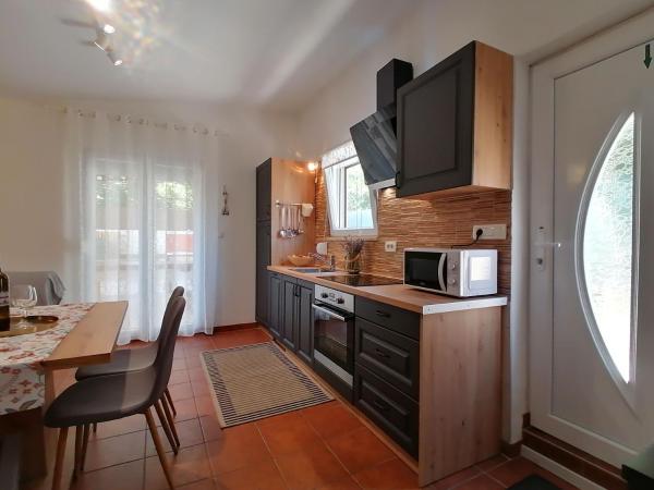 A la foto es mostra l'objecte Strandnahes Kleines Ferienhaus Mit Terrasse situat a la ciutat de Šilo.