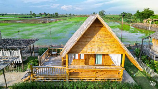 A la foto es mostra l'objecte บ้านไทยไออุ่น @ทุ่งขนอนหลวง situat a la ciutat de Ban Phlap.