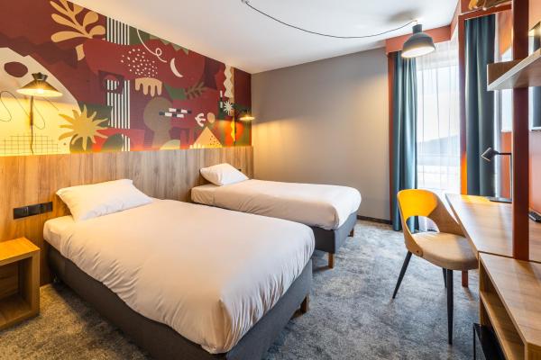 写真にはŻelazna市にあるDeSilva Inn Opoleが写っています。
