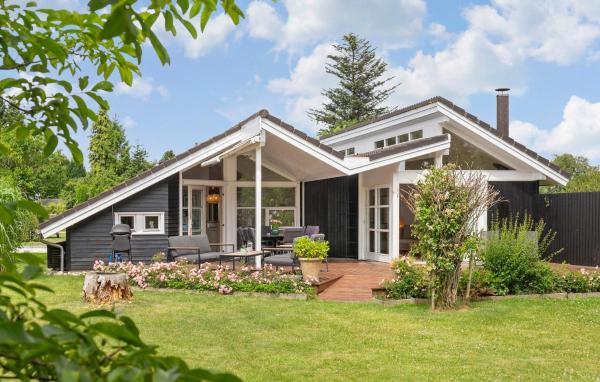 A la foto es mostra l'objecte Lovely Home In Dronningmølle With Wifi situat a la ciutat de Dronningmølle.