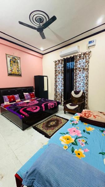 写真にはAyodhya市にあるGuru Kripa Home Stay Near Ram Mandir Ayodhyaが写っています。