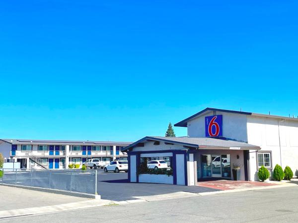 A la foto es mostra l'objecte Motel 6 Yuba City, CA situat a la ciutat de Grimes.