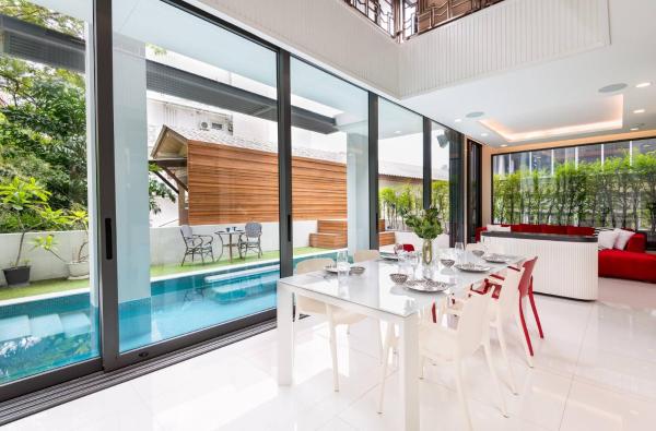 Na fotografii je vidět objekt Modern Luxury Poolhaus with Lift nacházející se ve městě Khlong Toei.