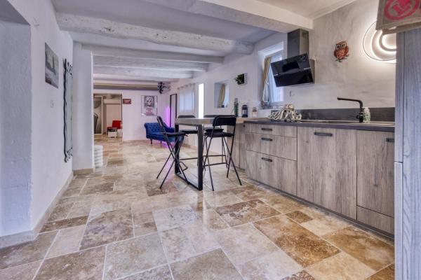 A la foto es mostra l'objecte Studio des Ocres situat a la ciutat de Roussillon.