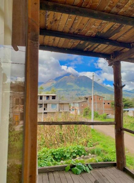 Na fotografii je vidět objekt Hostal Inty Kucha nacházející se ve městě Otavalo.