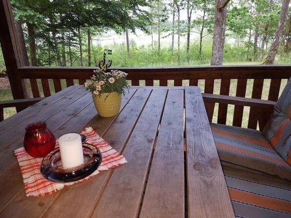 På bildet vises objektet Cozy cottage with its own beach plot and rowing boat som ligger i byen Linneryd.