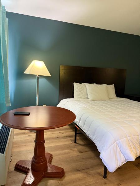 A la foto es mostra l'objecte Country Club Inn & Suites situat a la ciutat de Tiffin.