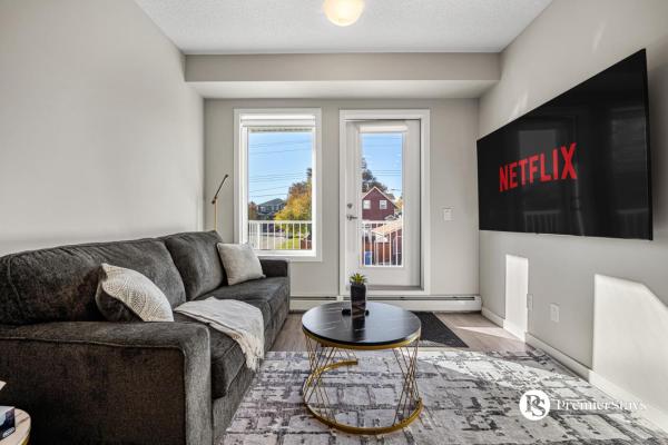 写真にはカルガリー市にあるLuxury Getaway in Inglewood with 2 Bedrooms Sofa Bed and Heated Underground Parkingが写っています。