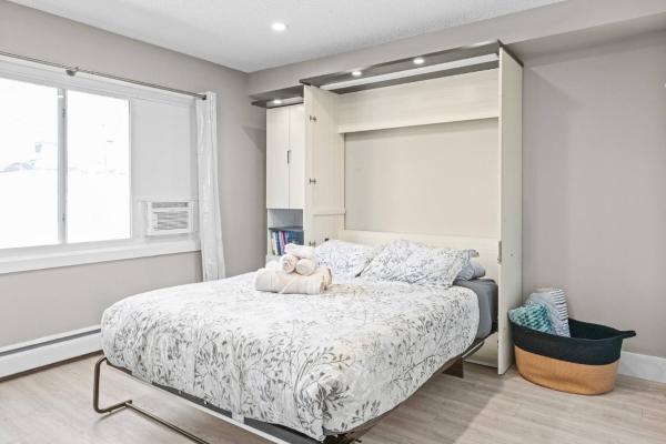 På billedet ses objektet Boutique-Style Studio Unit beliggende i byen Edmonton.