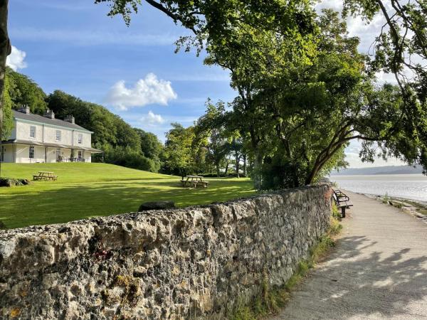 The photo shows the 1 Bed in Arnside 87124 located in the city of Arnside.