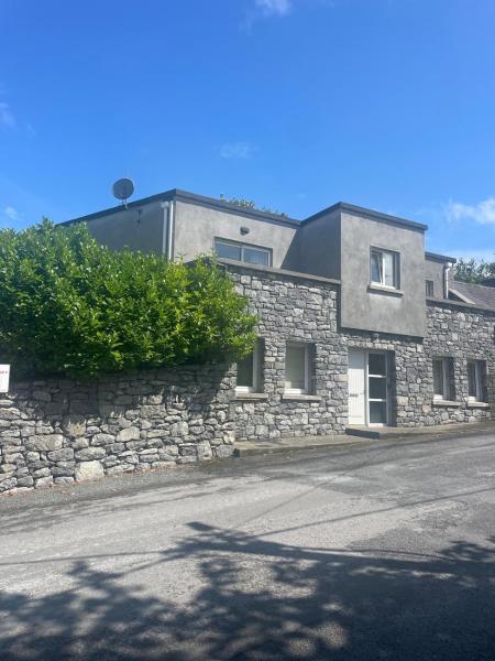 Na foto é possível ver o objeto Village view localizado na cidade de Kinvara.