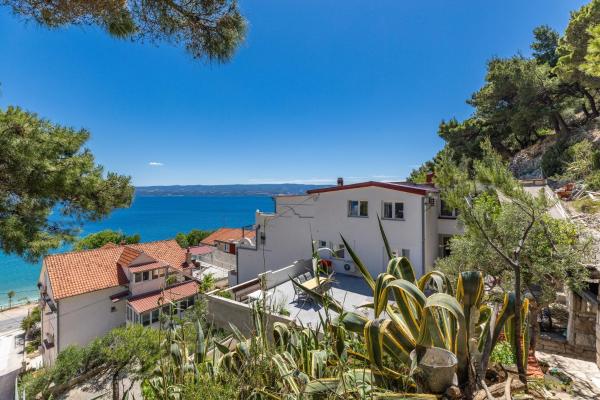 På billedet ses objektet Apartments by the sea Duce, Omis - 2758 beliggende i byen Omiš.