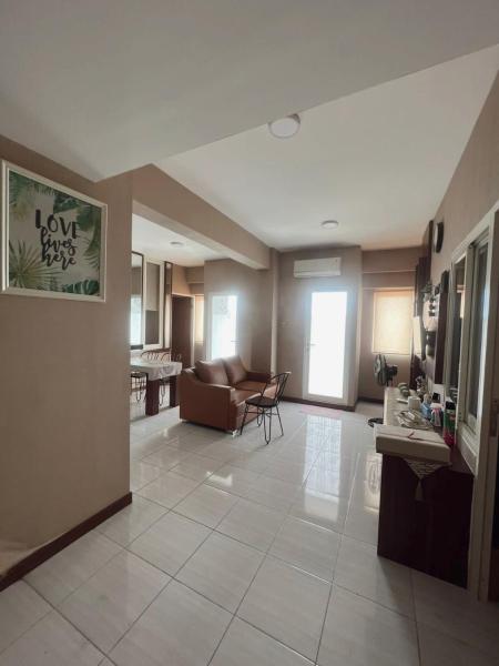 Na zdjęciu widoczny jest obiekt Cozy Living APT Puncak Dharmahusada with 3BR położony w mieście Surabaja.