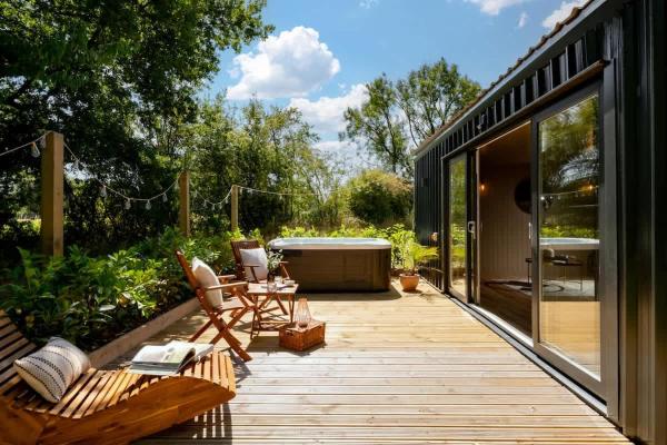 På billedet ses objektet Rabbits Warren - Cotswolds Stay with Sauna and Hot Tub beliggende i byen Hankerton.