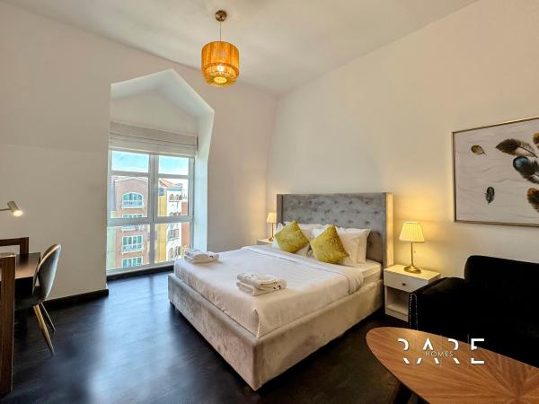 Na foto é possível ver o objeto Rare Holiday Homes - Mediterranean Cluster - Near Ibn Battuta Mall - Discovery Garden - Building# Med 49 - R505 localizado na cidade de Dubai.