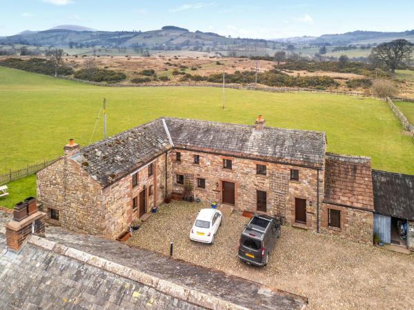 The photo shows the Stone Barn - B6063 located in the city of Pooley Bridge.