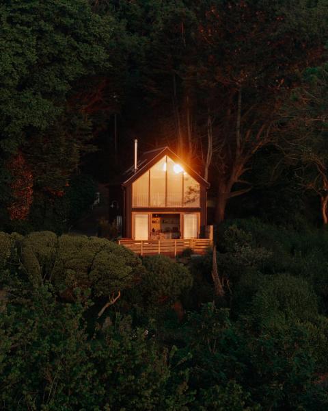 På billedet ses objektet 1-bed luxury seafront cabin in heart of Newlyn, Mousehole beliggende i byen Newlyn.