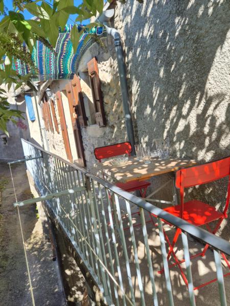 A la foto es mostra l'objecte L'Oustalet situat a la ciutat de Rousses.