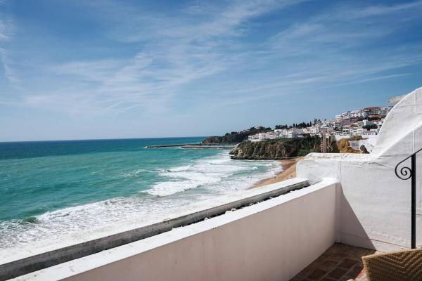 På bildet vises objektet Breathtaking BeachFront House som ligger i byen Caliços.