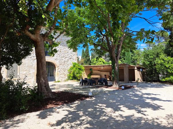 Na zdjęciu widoczny jest obiekt Belle maison de caractère à 7mn d'Avignon położony w mieście Graveson.