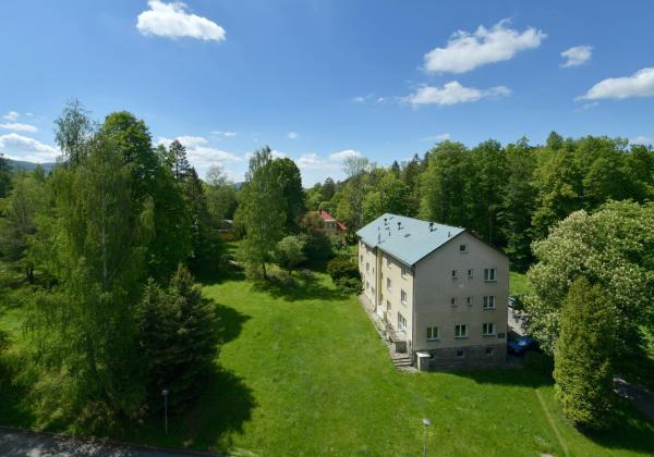 Na fotografii je vidět objekt Depandance Haná nacházející se ve městě Lázně Libverda.