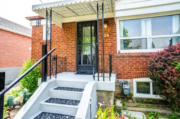 Na fotografii je vidět objekt 2 Bedroom East-York bungalow nacházející se ve městě Toronto.