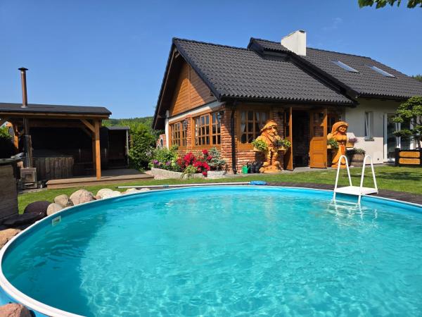 På bildet vises objektet Komfortowy Dom Całoroczny - sauna, jacuzzi, bilard som ligger i byen Lubocino.