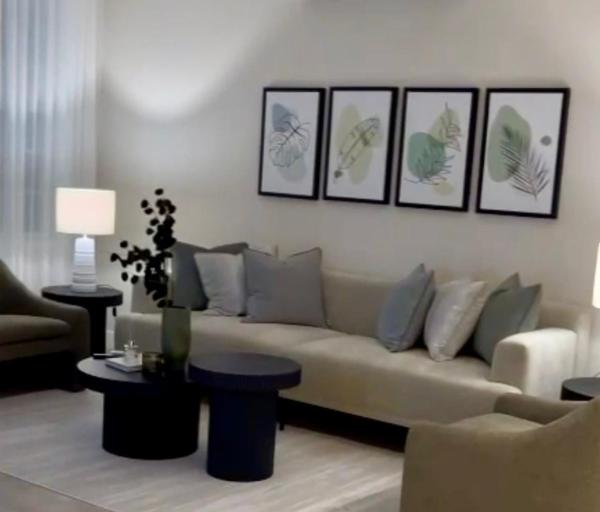 A la foto es mostra l'objecte 102 - Bright with Private Entrance and 80TV - Self Check-in situat a la ciutat de Riad.