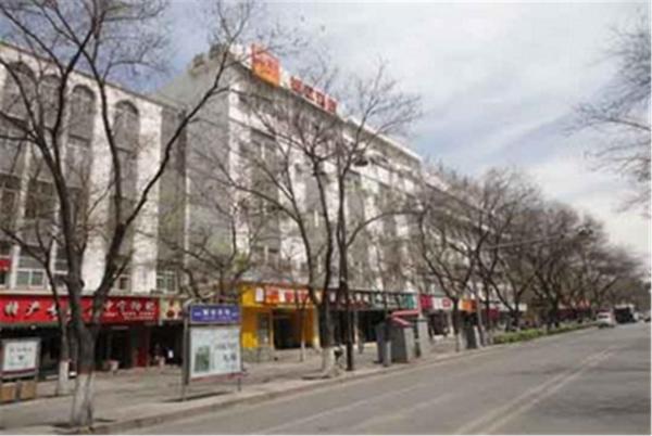 The photo shows the Home Inn Yinchuan Drum Tower Pedestrain Street located in the city of Maliantai.