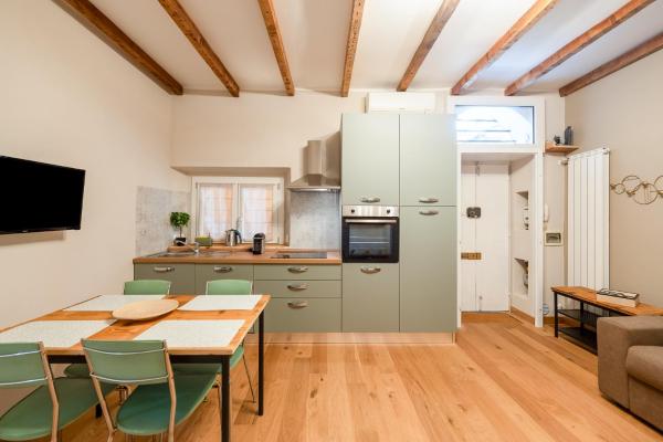 Modern Flat Near City Skyline - Milan Central Station