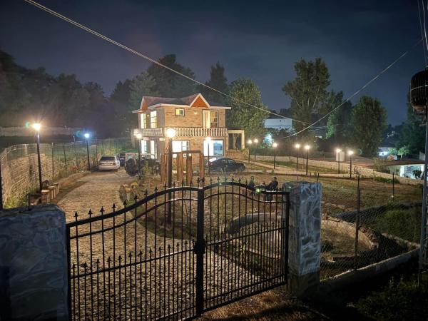 Na zdjęciu widoczny jest obiekt Bhurban Smart Villas położony w mieście Rāwāt.