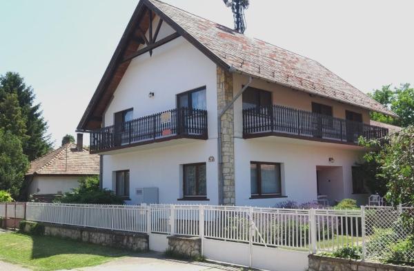 På billedet ses objektet FANNI vízközeli, klimatizált Vendégház beliggende i byen Balatonboglár.