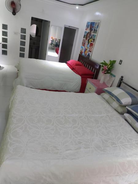 A la foto es mostra l'objecte Huge apartment transient situat a la ciutat de Bacton.