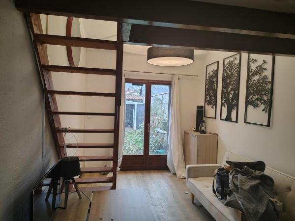A la foto es mostra l'objecte Studio avec chambre au calme face à un champs situat a la ciutat de Launaguet.