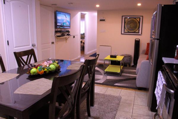 A la foto es mostra l'objecte Entire Walkout Basement Suite 2 BDRM King & Queen Patio Prvt Entrance situat a la ciutat de Edmonton.