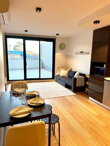 A la foto es mostra l'objecte Modern 2 Bed 2 Bath Apartment with Parking opposite Westfield Doncaster situat a la ciutat de Doncaster.